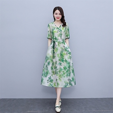 碎花时尚气质百搭V领短袖2025年春夏连衣裙，女装连衣裙，雅之冉羊绒