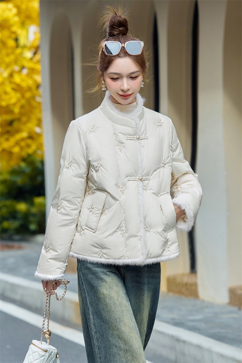 新中式国风盘扣羽绒服女2026冬新款水貂毛拼接刺绣气质白鸭绒外套,女装羽绒服,雅静靓衣