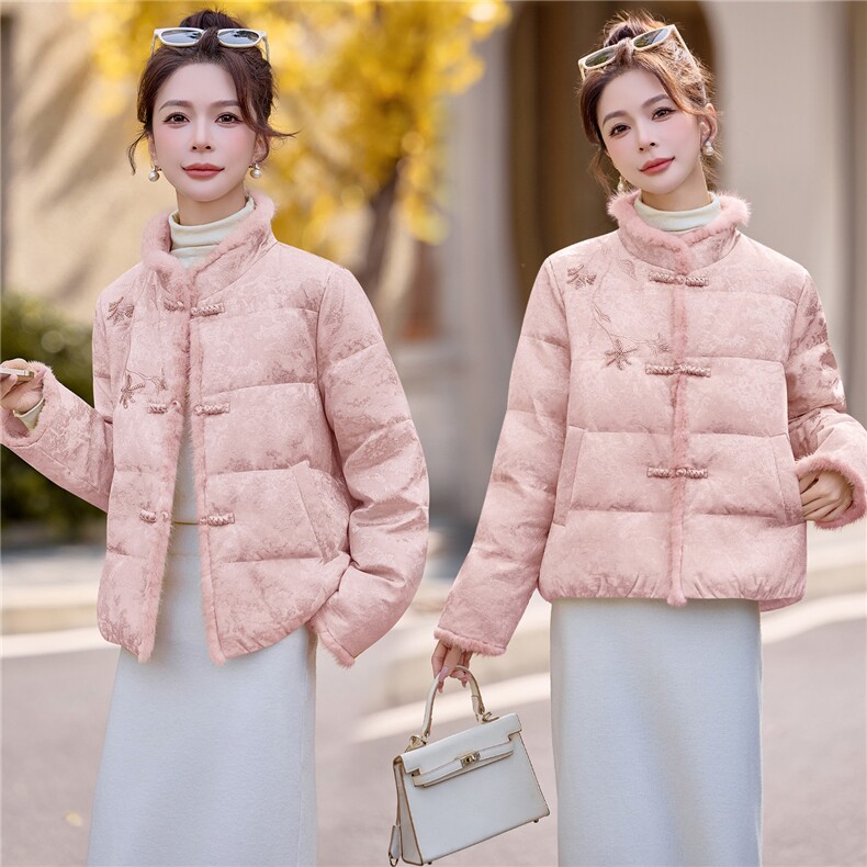 现货2026新中式水貂毛拼接手工刺绣提花气质优雅白鹅绒羽绒服，女装羽绒服，卡杰菲