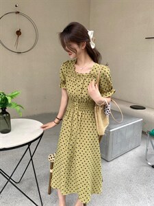 流行色波点连衣裙图片