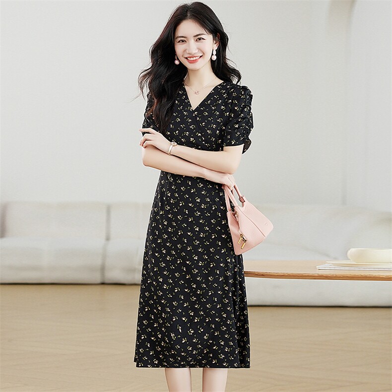 法式优雅茶歇连衣裙女2025夏季通勤简约百搭收腰显瘦V领碎花裙子，女装连衣裙，艾米