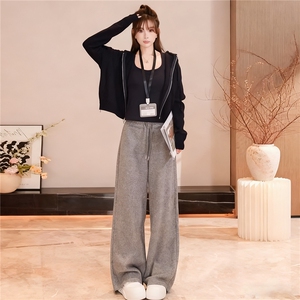 网红时尚休闲套装女秋季款连帽短款卫衣内搭黑色背心阔腿裤三件套图片