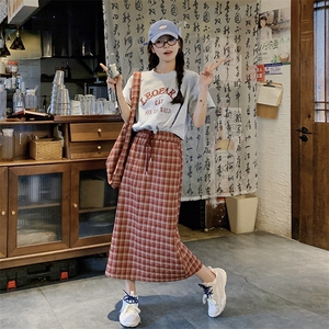 韩系减龄红格子套装裙女夏2025新款字母印花t恤半身格子裙两件套图片
