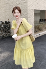 奶黄色泡泡袖设计感连衣裙女夏季法式漂亮绝美气质慵懒风荷叶边裙，女装连衣裙，霓裳依族