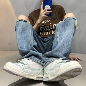 美式街头破洞牛仔裤hiphop港风复古裤子男潮宽松穿搭阔腿裤图片