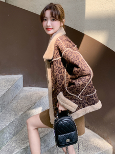 牛角扣豹纹皮毛一体外套女秋冬超火好看高级感加绒加厚羊羔毛夹克图片