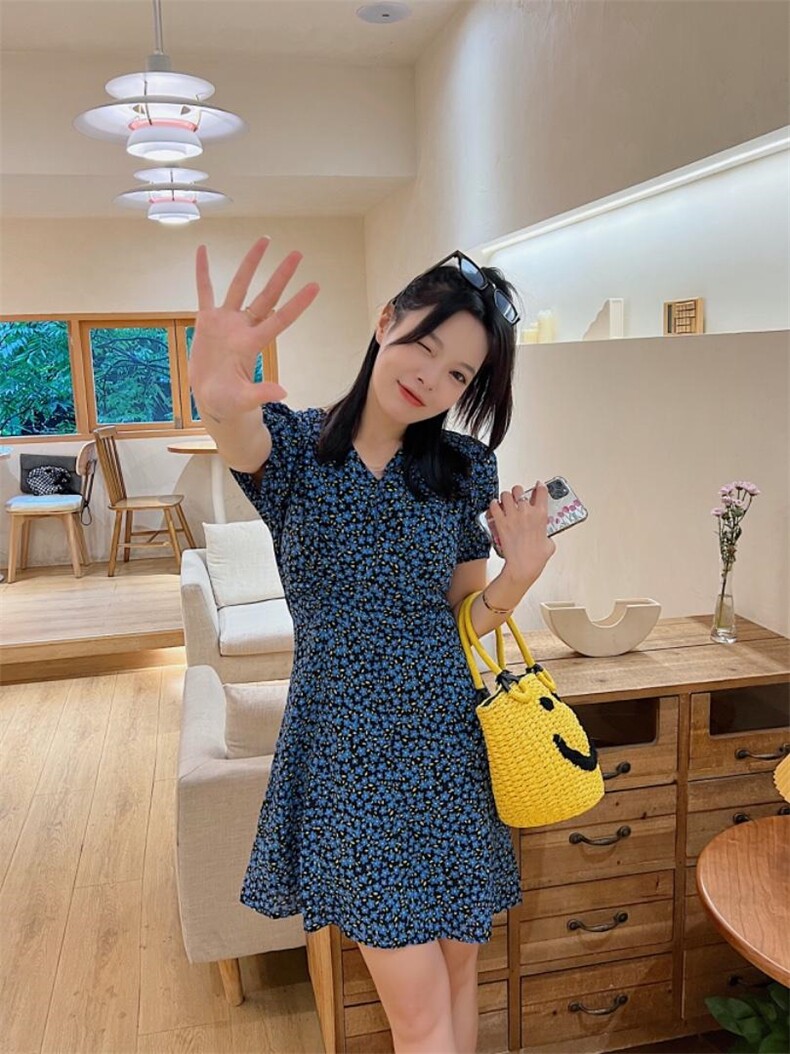 前侧两边抽皱碎花连衣裙，女装连衣裙，玩美