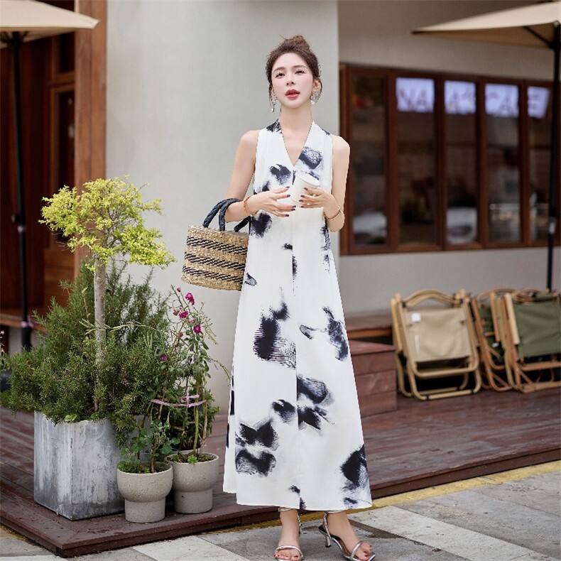 现货可推可退现2025夏季新款复古水墨画气质挂脖中长款连衣裙女,女装连衣裙,苗苗