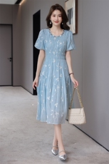 蓝色重工刺绣方领泡泡袖连衣裙女夏季超仙法式漂亮温柔掐腰A字裙，女装连衣裙，火爆靓佳人
