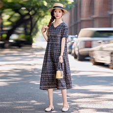 印花连衣裙女2025夏季新款今年流行爆款中长款大码时尚v领裙子潮，女装连衣裙，依万里