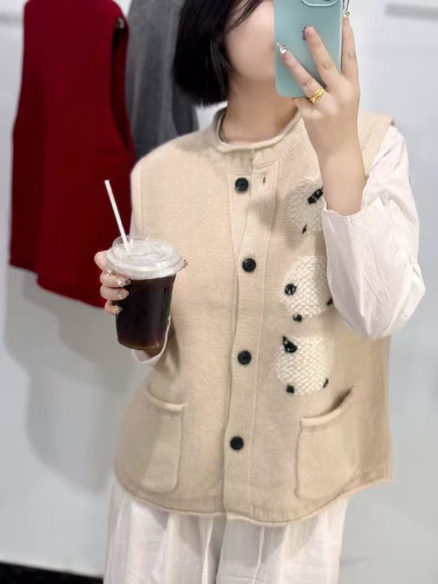 三只小羊圆领卷边羊绒衫女外穿开衫毛衣马甲针织卡通提花无袖坎肩,女装马甲,梵泰羊绒