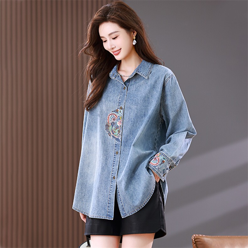 现货2024年秋季新款时尚宽松型绣花中长款POLO领薄款牛仔衬衫外套，女装牛仔外套，靓衣阁