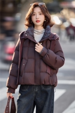 现货2025冬季新款针织可脱卸毛线帽格子拼接减龄休闲羽绒服女，女装羽绒服，深水步