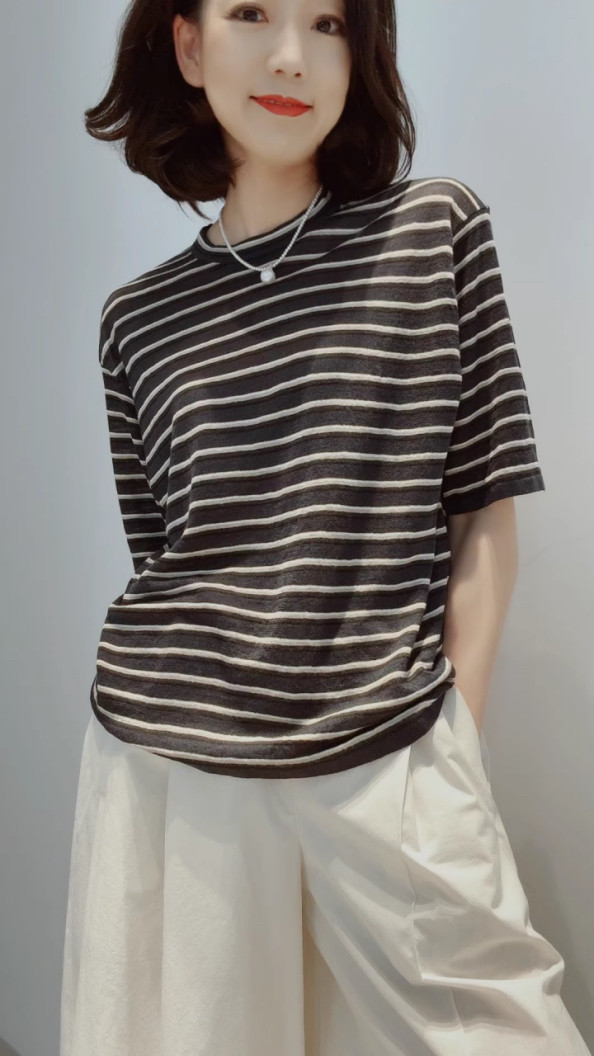 2025年夏季常规不连帽短袖免烫处理修身型短款圆领短袖时尚百搭，女装T恤，绒崒