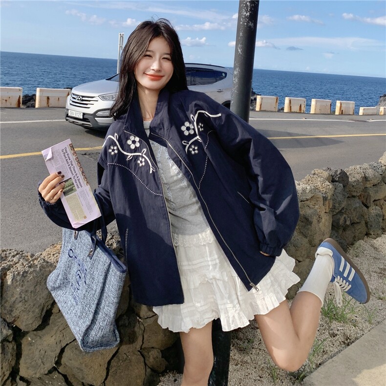藏青色别致刺绣休闲风外套女2025年春秋季新款韩系松弛感时尚夹克,女装风衣,2C218