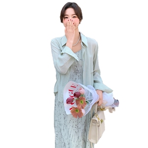 绿色轻薄防晒衬衫碎花吊带连衣裙套装女2025夏季新款巨好看两件套图片