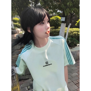 抖音得物品质二开240克宽松纯棉美式潮牌印花三条杠中性风短袖T恤图片