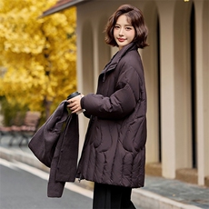 现货2024冬季新款宽松时尚拼接可脱卸帽中长款羽绒服，女装羽绒服，深水步