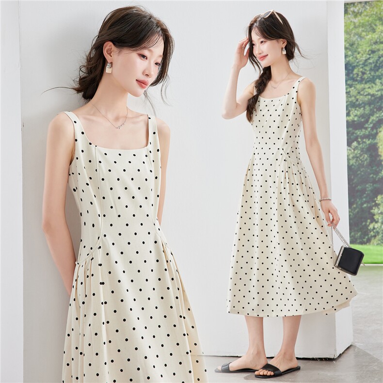 《现货26夏上新》miu系浪漫波点收腰吊带连衣裙女，女装连衣裙，时尚风爆