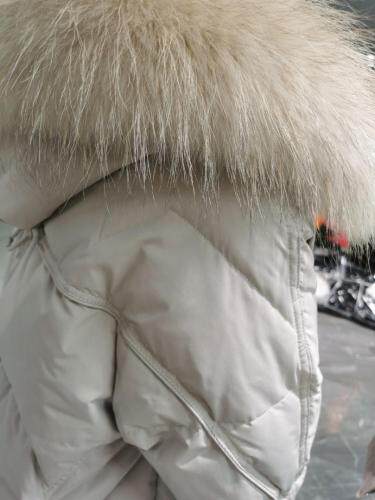 大嗠子毛领90绒长款羽绒服，女装羽绒服，红雀纺