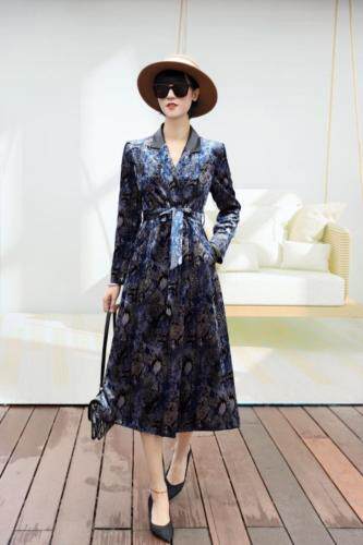 进口丝绒印花莽纹风衣，女装风衣，澳洛菲