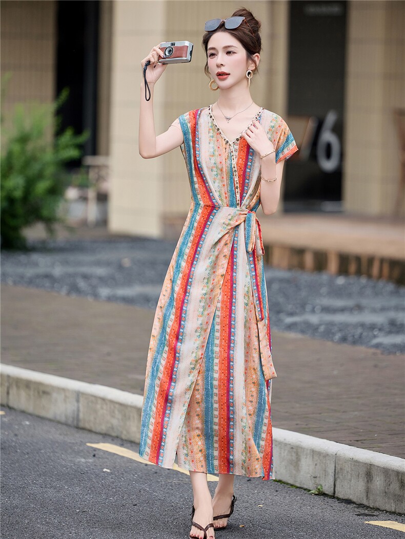 度假风条纹印花连衣裙女2025夏新款时尚V领钉珠绑带收腰气质长裙,女装连衣裙,韩宇舍