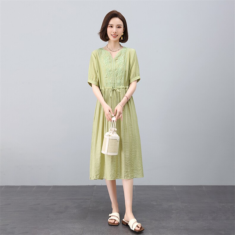 2025夏季优雅连衣裙气质收腰遮肚子显瘦V领刺绣天丝法式A字裙,女装连衣裙,凝聚力