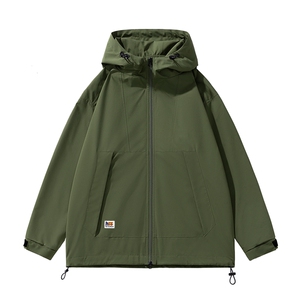 美式户外冲锋衣男外套纯色上衣服山系连帽简约工装户外冲锋衣夹克图片