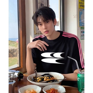 抖音得物品质二开240克宽松纯棉美式潮牌印花三条杠中性风短袖T恤图片