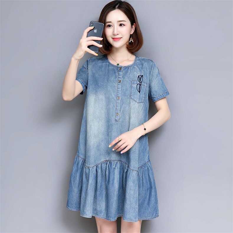 2025年夏季牛仔绣花短袖中长款文艺显瘦纯色连衣裙休闲时尚潮流，女装连衣裙，风姿绰