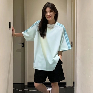 抖音得物品质二开240克宽松纯棉美式潮牌印花三条杠中性风短袖T恤图片