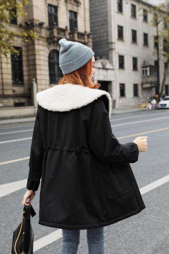 2021冬款新款拼羊羔毛娃娃领设计休闲派克服，女装，红雀纺