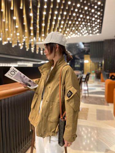 贴标风衣，女装风衣，跳跳谷