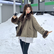 军绿色羊羔毛拼接派克服女2025年冬季新款设计感加绒加厚工装棉服，女装皮草，2C193