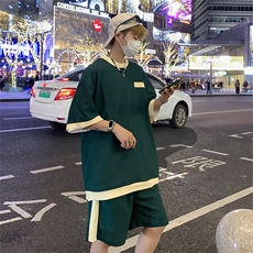 墨绿色