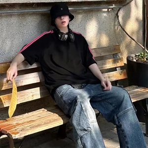 抖音得物品质二开240克宽松纯棉美式潮牌印花三条杠中性风短袖T恤图片