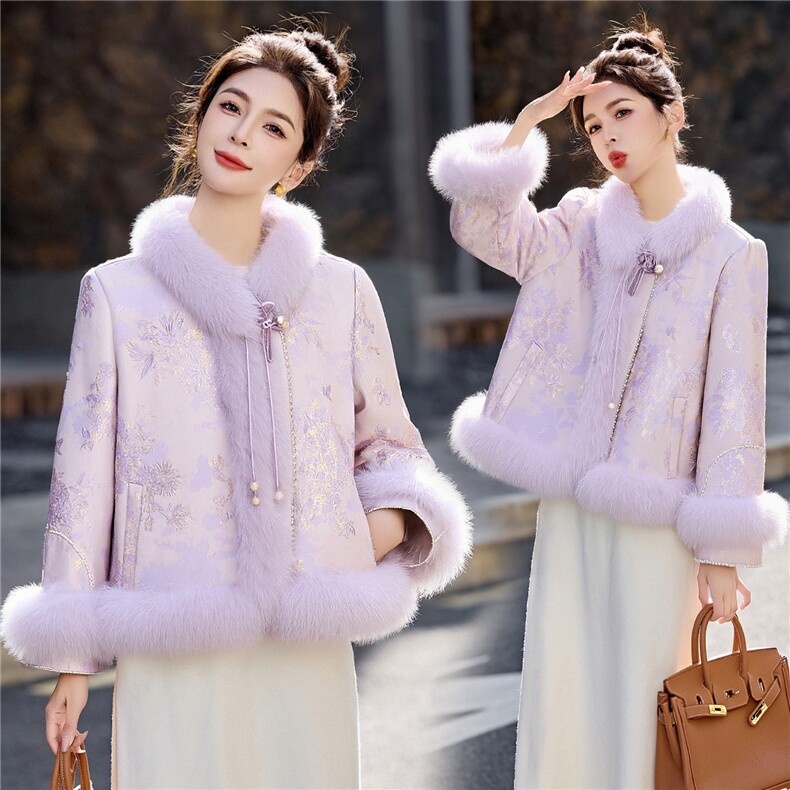 现货2025新中式气质优雅绣花真狐狸毛时尚减龄皮草90白鸭绒羽绒服，女装羽绒服，卡杰菲