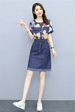 2021夏季新款潮流时尚个性气质圆领印花拼接系带收腰牛仔连衣裙图片