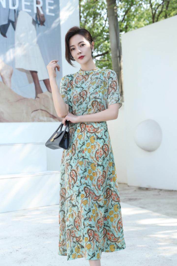 碎花气质连衣裙，女装连衣裙，蓝芝衣秀