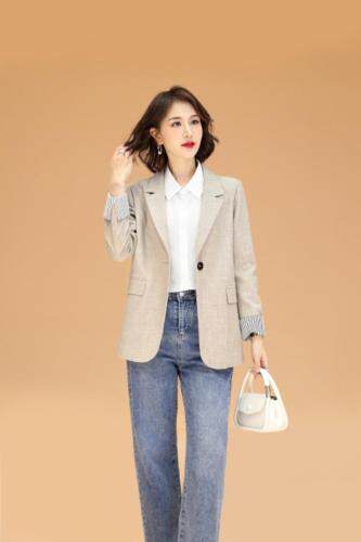 秋款风衣。西装。寸衫，女装风衣，叠彩服饰