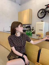 2025年夏季新款女时尚百搭显瘦圆领套头针织短袖，女装T恤，狄美羊绒