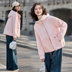 2025春秋新款小个子宽松休闲气质百搭粉色连帽工装冲锋衣外套女，女装短外套，依路服饰