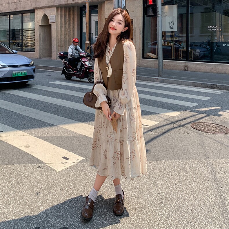 美拉德穿搭白色碎花连衣裙叠穿马甲女春秋超火好看高级感长裙套装图片