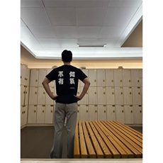 黑色