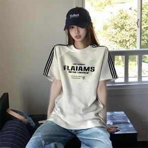抖音得物品质二开240克宽松纯棉美式潮牌印花三条杠中性风短袖T恤图片