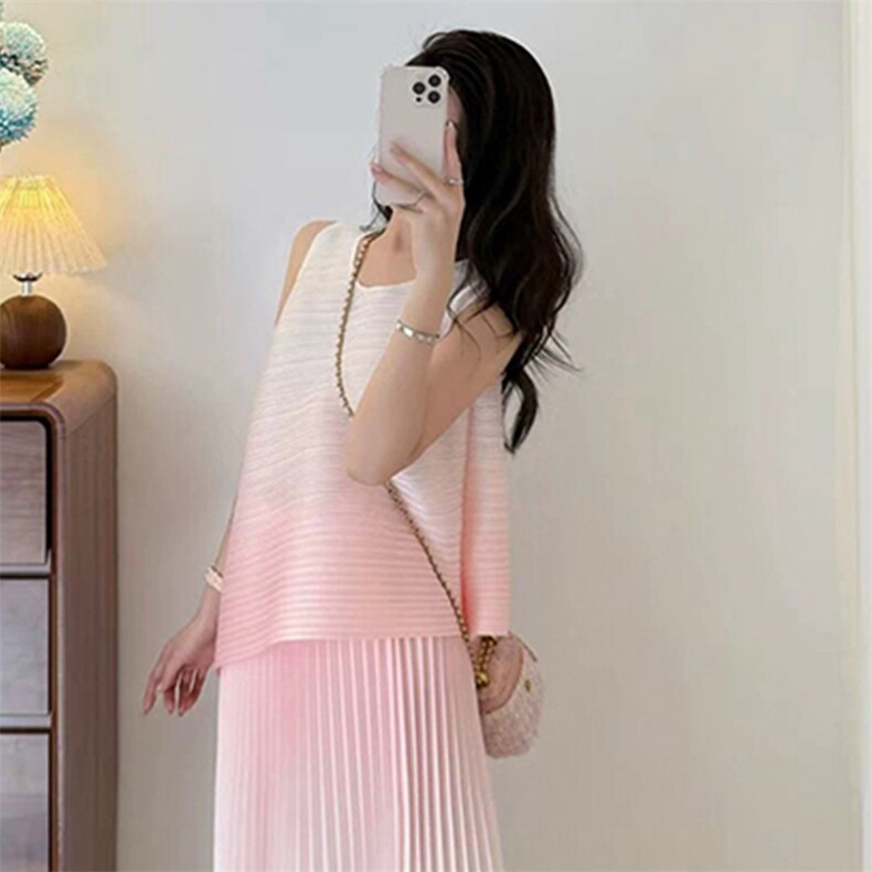 三宅风t恤褶皱短袖女上衣夏薄款轻奢高级感夏天巨好看上衣，女装T恤，灵动羽绒服工厂