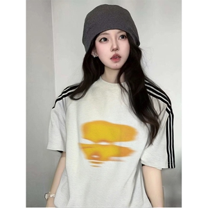 抖音得物品质二开240克宽松纯棉美式潮牌印花三条杠中性风短袖T恤图片
