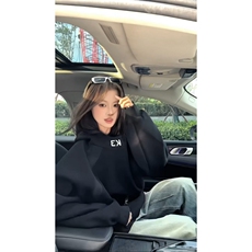 黑色