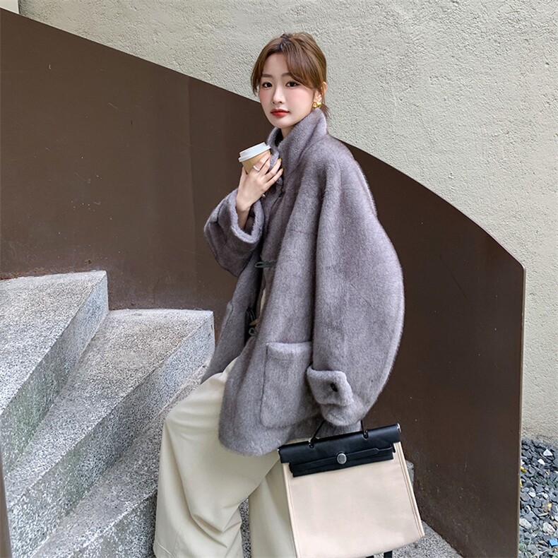 灰色复古高级感牛角扣皮毛一体外套女2025冬新款气质立领毛绒上衣,女装短外套,2C317
