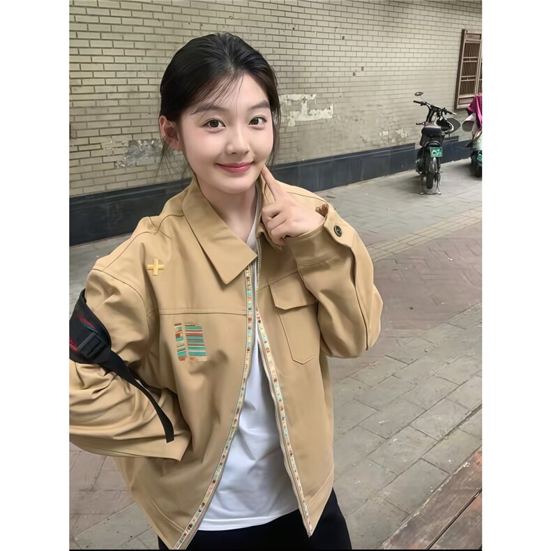 卡其色刺绣短款外套女秋季美式复古设计感正肩运动夹克翻领棒球服图片